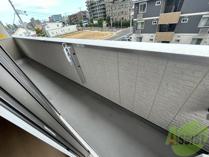 バルコニー　バルコニーは洗濯物がはかどりそうな広さがありますよ。