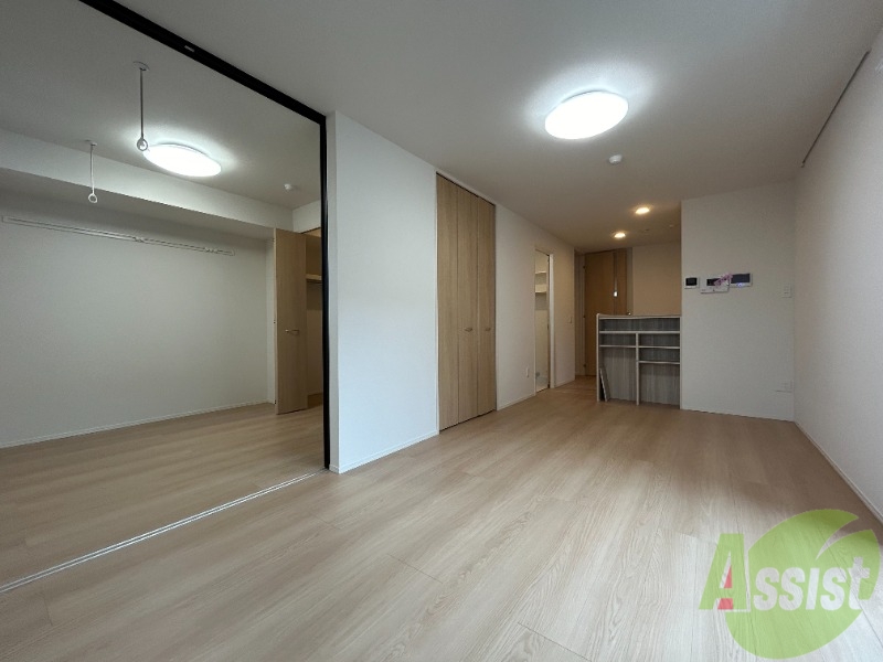 居室・リビング　１２．９帖のＬＤＫです。広々としてきれいですね。