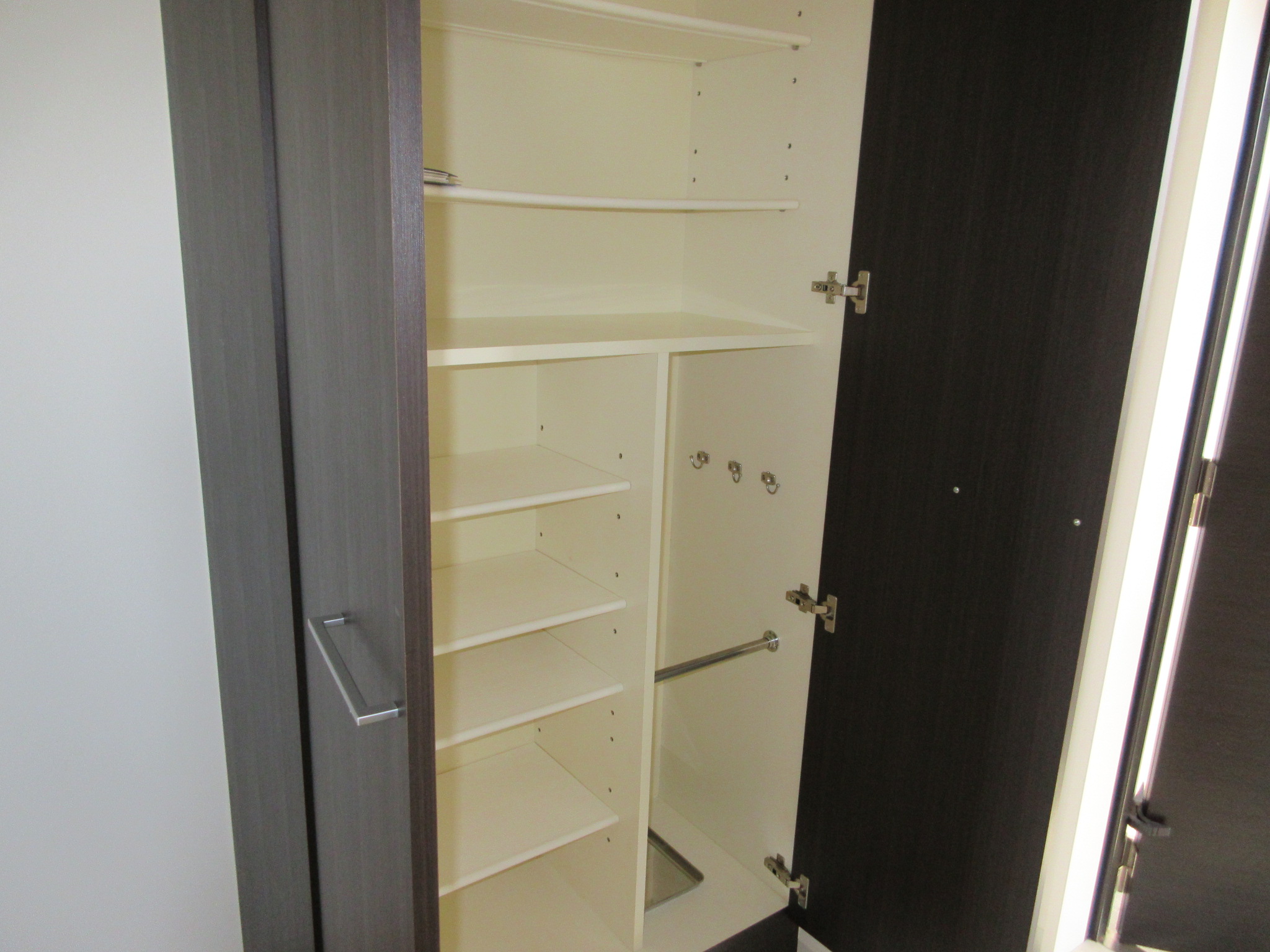 玄関　※写真は別のお部屋になります。現況を優先させていただきます。