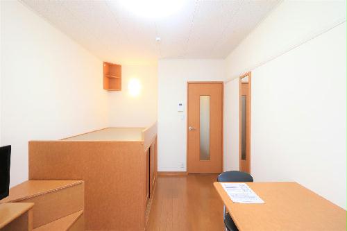 居室・リビング　１Ｆはフローリング仕様・２Ｆは絨毯仕様になります。