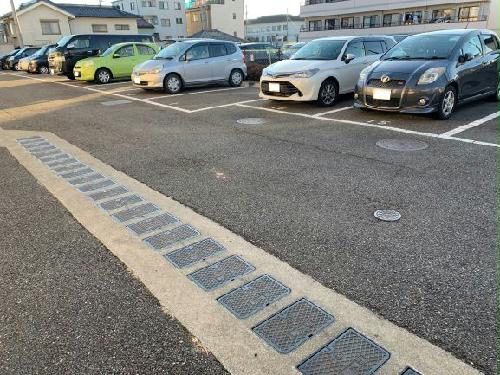 【レオパレス新田町の駐車場】