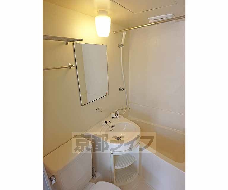 洗面設備　洗面台と鏡です。