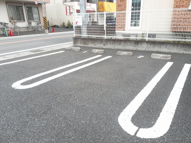 【栃木市富士見町のアパートの駐車場】