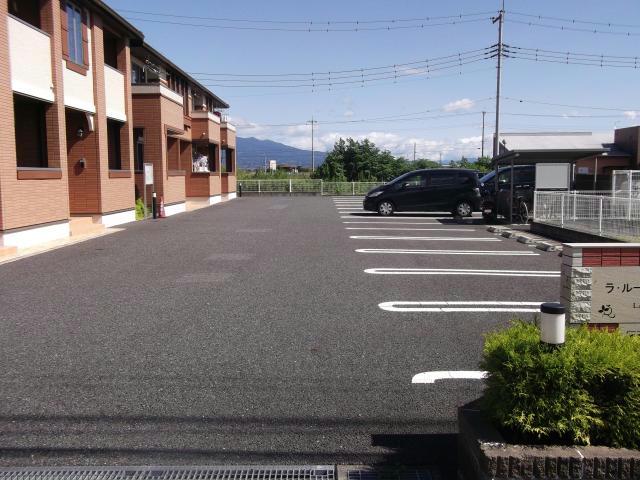 【高崎市棟高町のアパートの駐車場】