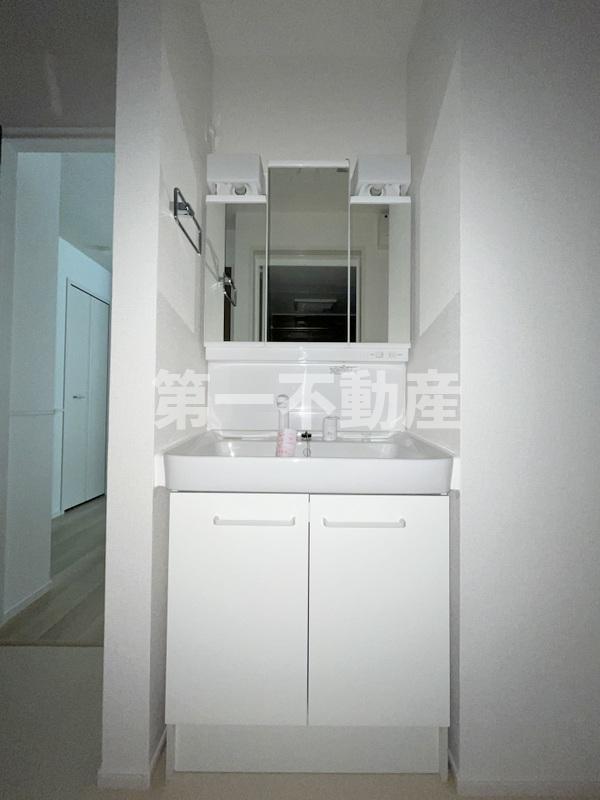 洗面設備　三面鏡化粧台