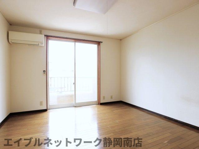 居室・リビング　こちらのリビングで趣味の時間をお楽しみください