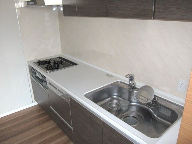 キッチン　★３口ガスコンロ付システムキッチンは食洗機付★