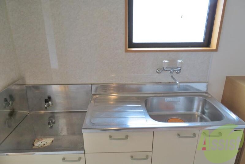 キッチン　キッチンはこちらです。窓が有ると嬉しいですね。換気もバッチリ