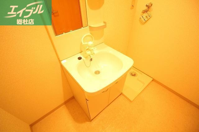 洗面設備　同物件別部屋の写真です