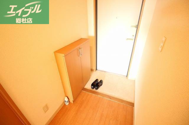 玄関　同物件別部屋の写真です