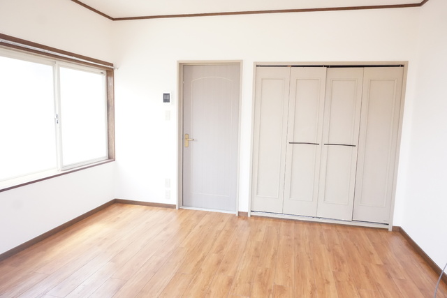 その他部屋・スペース　２面採光の洋室７帖です