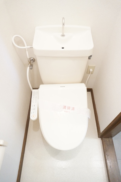 トイレ　洗浄便座です