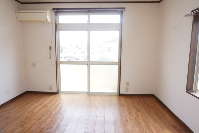 居室・リビング　２面採光の洋室７帖です