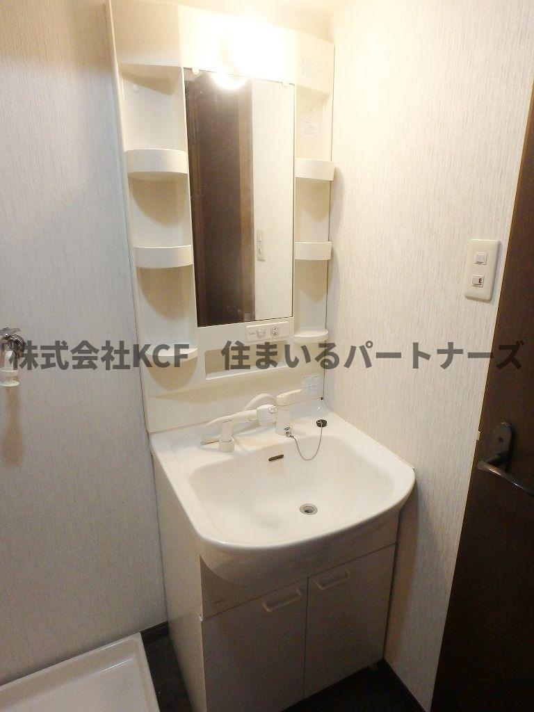 洗面設備　独立洗面化粧台が付いています