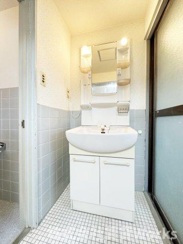 洗面設備　スペースが確保できる洗面所です