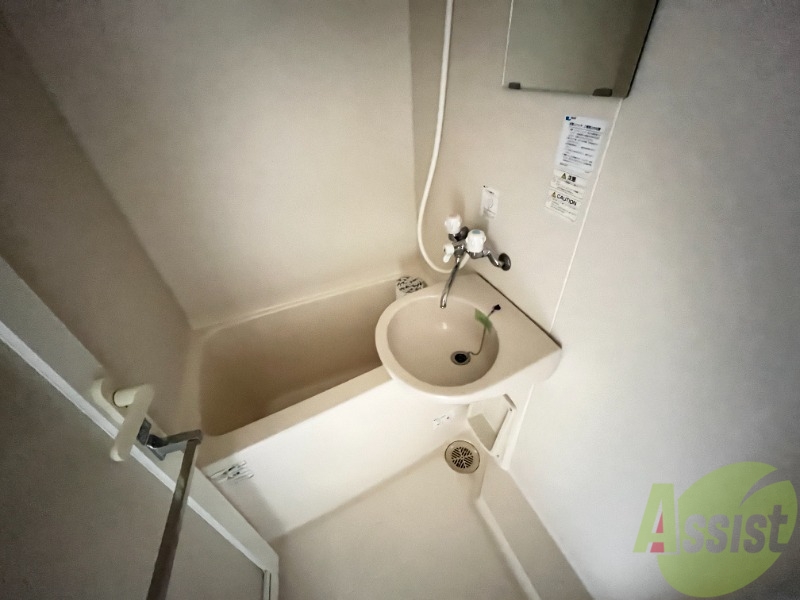 バス・シャワールーム　シンプルなお風呂は一日の疲れを癒せる空間となっております。