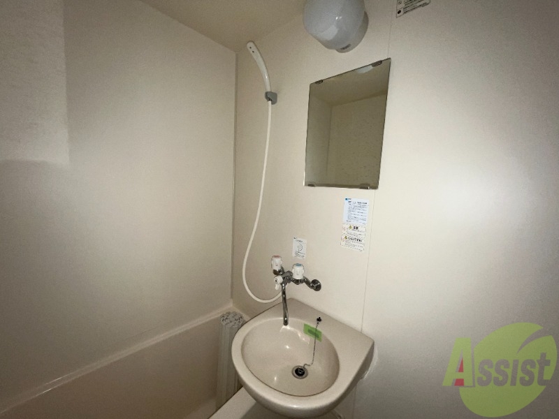 洗面設備　洗面台はお風呂の中に付いています。朝の身支度はこちらで。