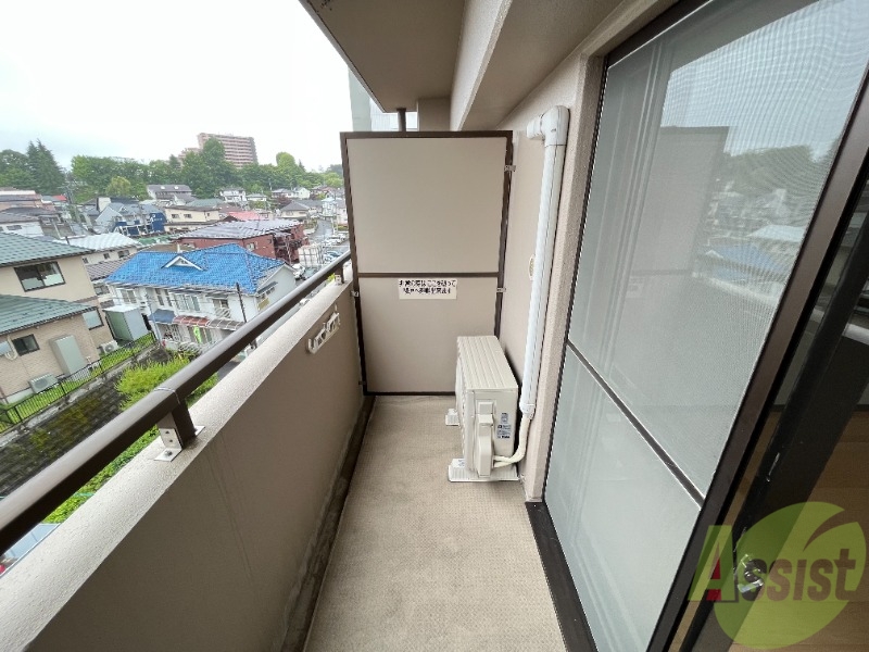 バルコニー　バルコニーは広々としており、洗濯物はコチラに干せますね。