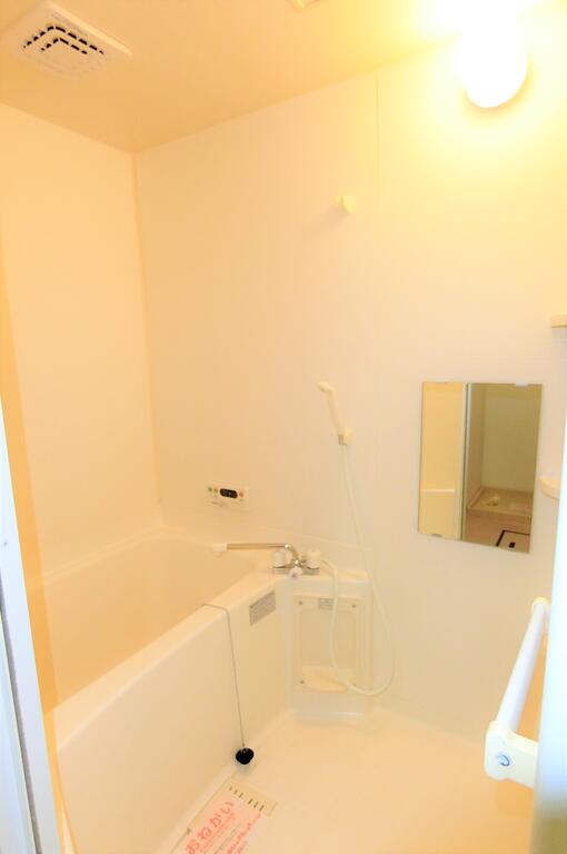 バス・シャワールーム　同型物件の写真、配色に違いあり。