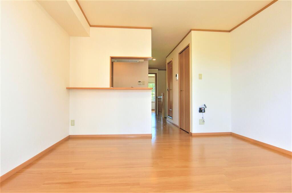 居室・リビング　同型物件の写真、配色に違いあり。