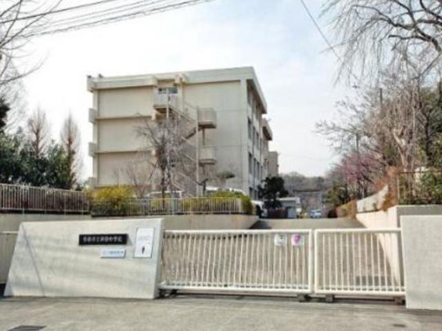中学校　多摩市立和田中学校（中学校）まで904m