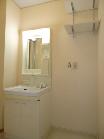 洗面設備　ゆったりとスペースのある洗面所