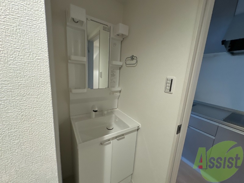 洗面設備　洗面台はシンプルなつくりで手入れがしやすそうですね。