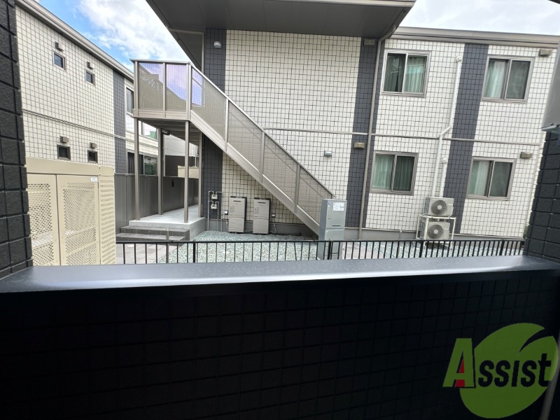 バルコニー　バルコニーは洗濯物を干すのに十分な広さがありますね。