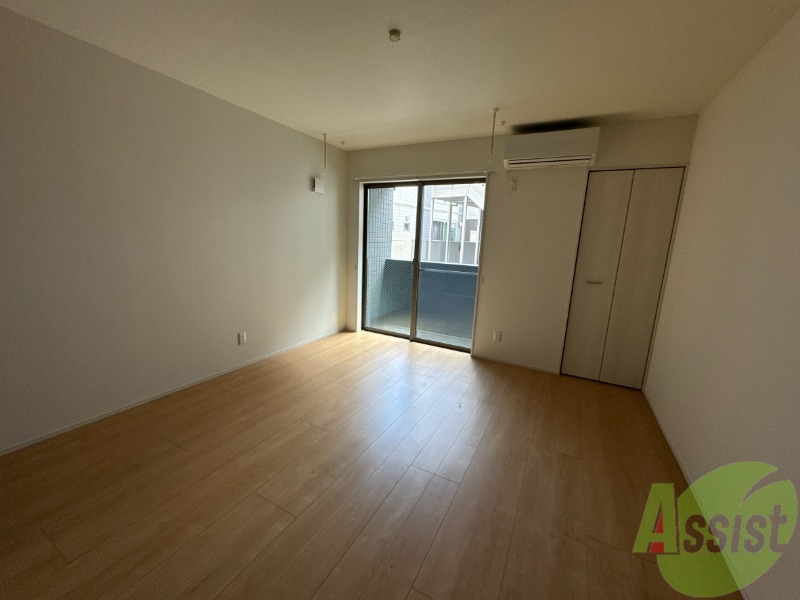 居室・リビング　白を基調とした綺麗なお部屋ですね。日当たりも良好です