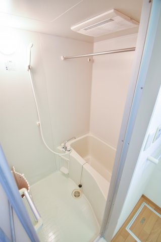 バス・シャワールーム　ちょうどいいサイズのお風呂です。お掃除も楽にできますよ。