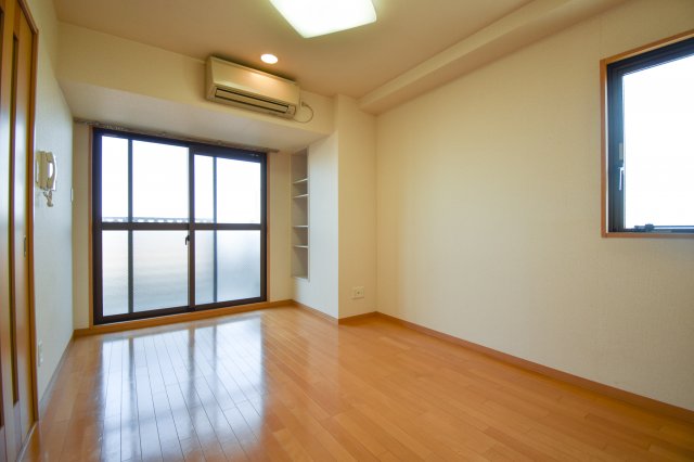 居室・リビング　エアコン付きのお部屋です