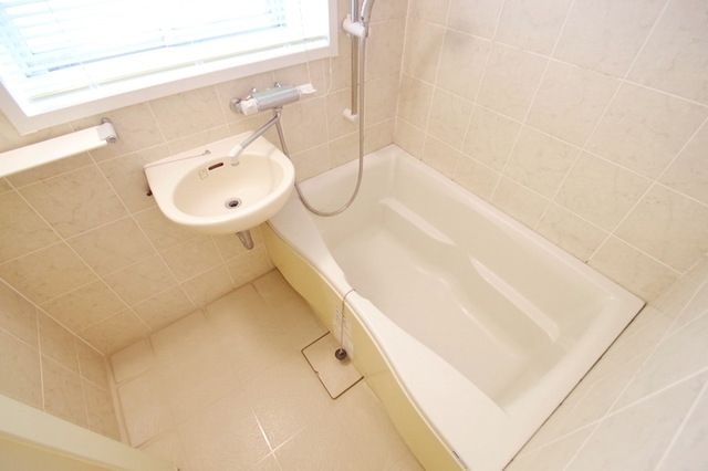 バス・シャワールーム　★小窓付きのお風呂★