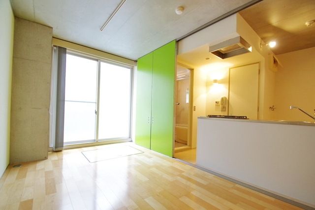 居室・リビング　★おしゃれな内装・日が差し込む洋室★