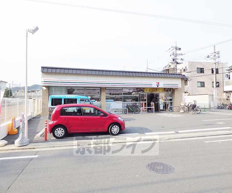 コンビニ　セブンイレブン鹿王院駅前店（コンビニ）まで200m