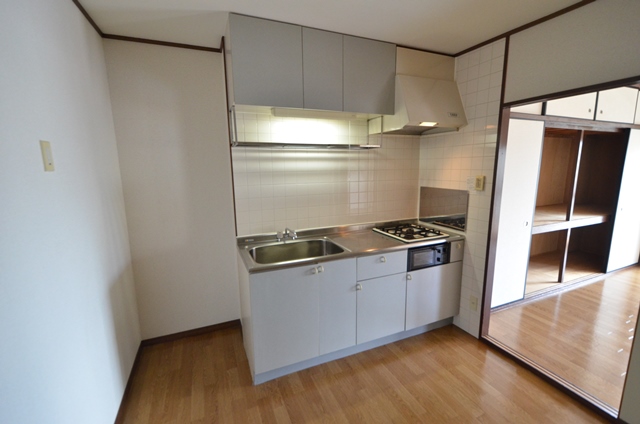 居室・リビング　床が明るい色合いで、とても綺麗です！