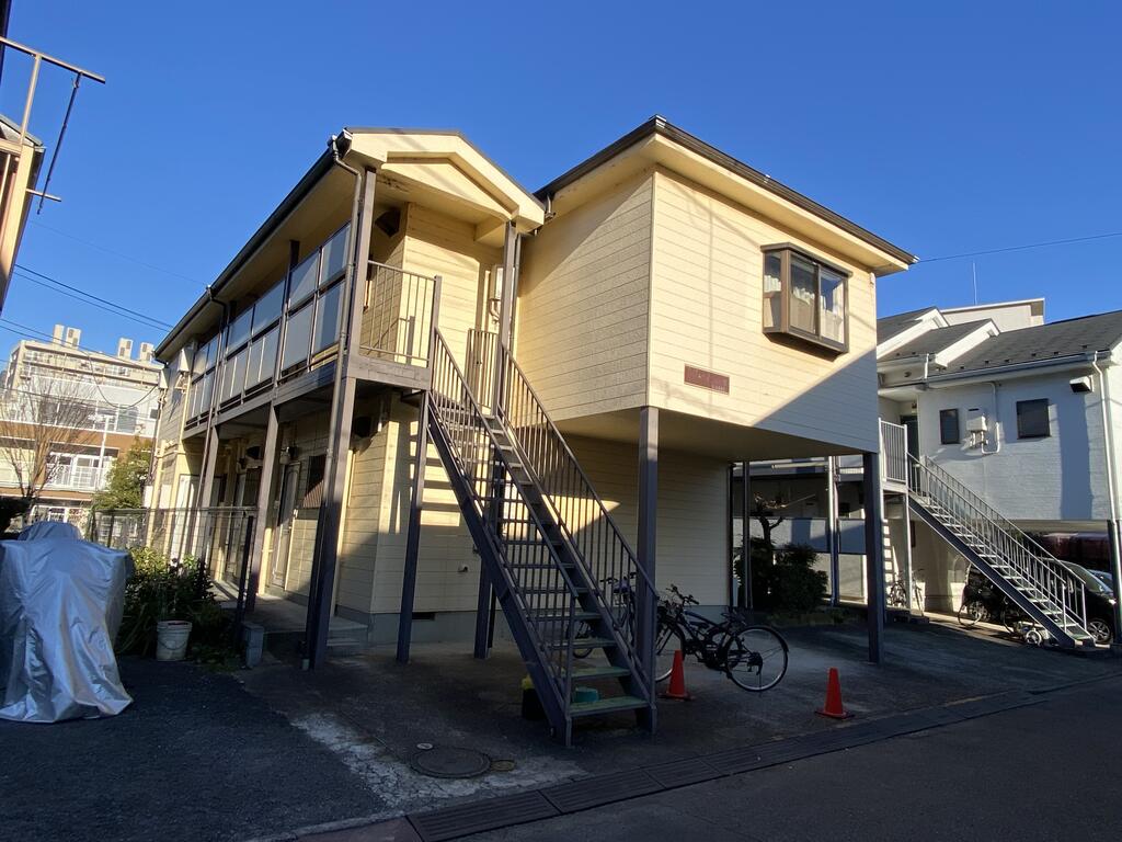 建物外観　2階の手前はこの通り 陽当たり良好！