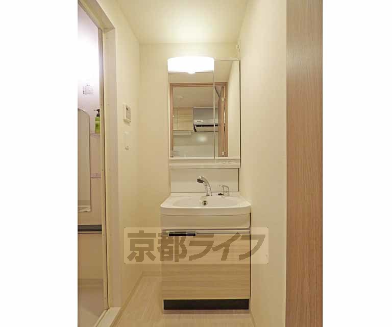 洗面設備　綺麗な洗面台です。