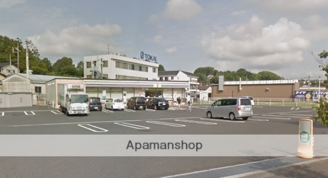 コンビニ　セブンイレブン（コンビニ）まで703m