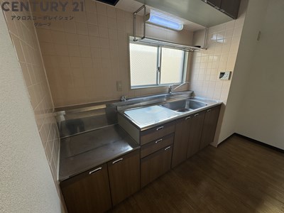 キッチン　キッチンに窓があり換気良好です