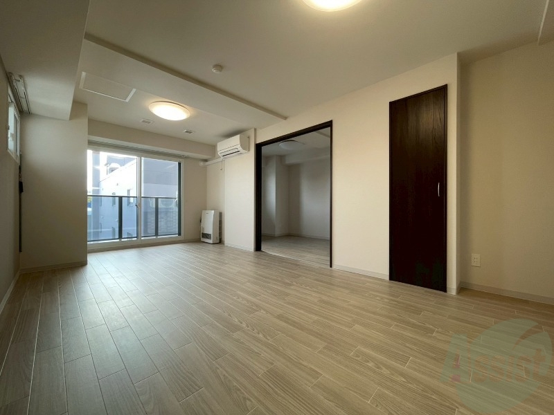 居室・リビング　木目のフローリングは落ち着きのある印象のお部屋になりますね。