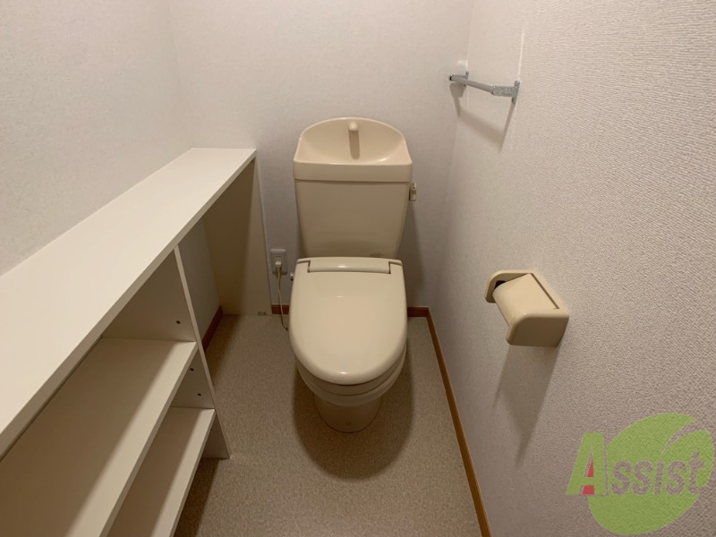 トイレ　トイレになります。暖房便座なので快適に使えそうですね！