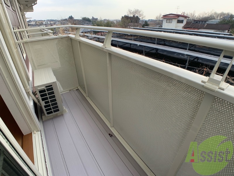 バルコニー　バルコニーになります。洗濯物を干すスペースもありそうですね。