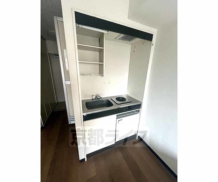 キッチン　小さい冷蔵庫がついています