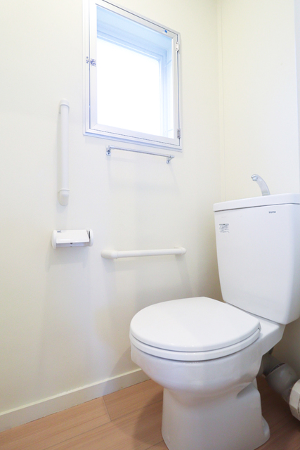 トイレ　換気ができる小窓付きのトイレ