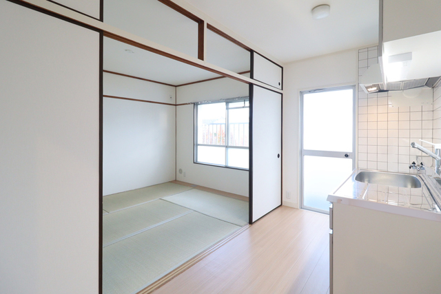 居室・リビング　ふすまを開けてキッチンとつなげて使えます