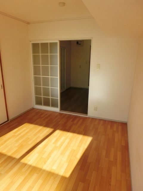 その他部屋・スペース　バルコニーからの洋室です。