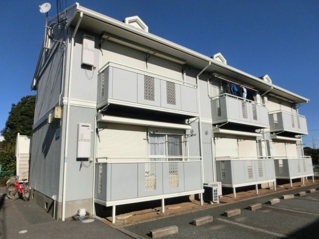 建物外観　アパート前面は駐車場で日当たり良好です。