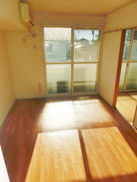 居室・リビング　フローリング張りの明るい洋室です。