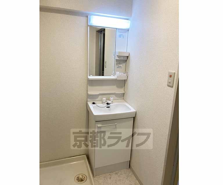 洗面設備　綺麗な洗面台です・