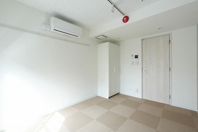 駐車場　居室、リビング